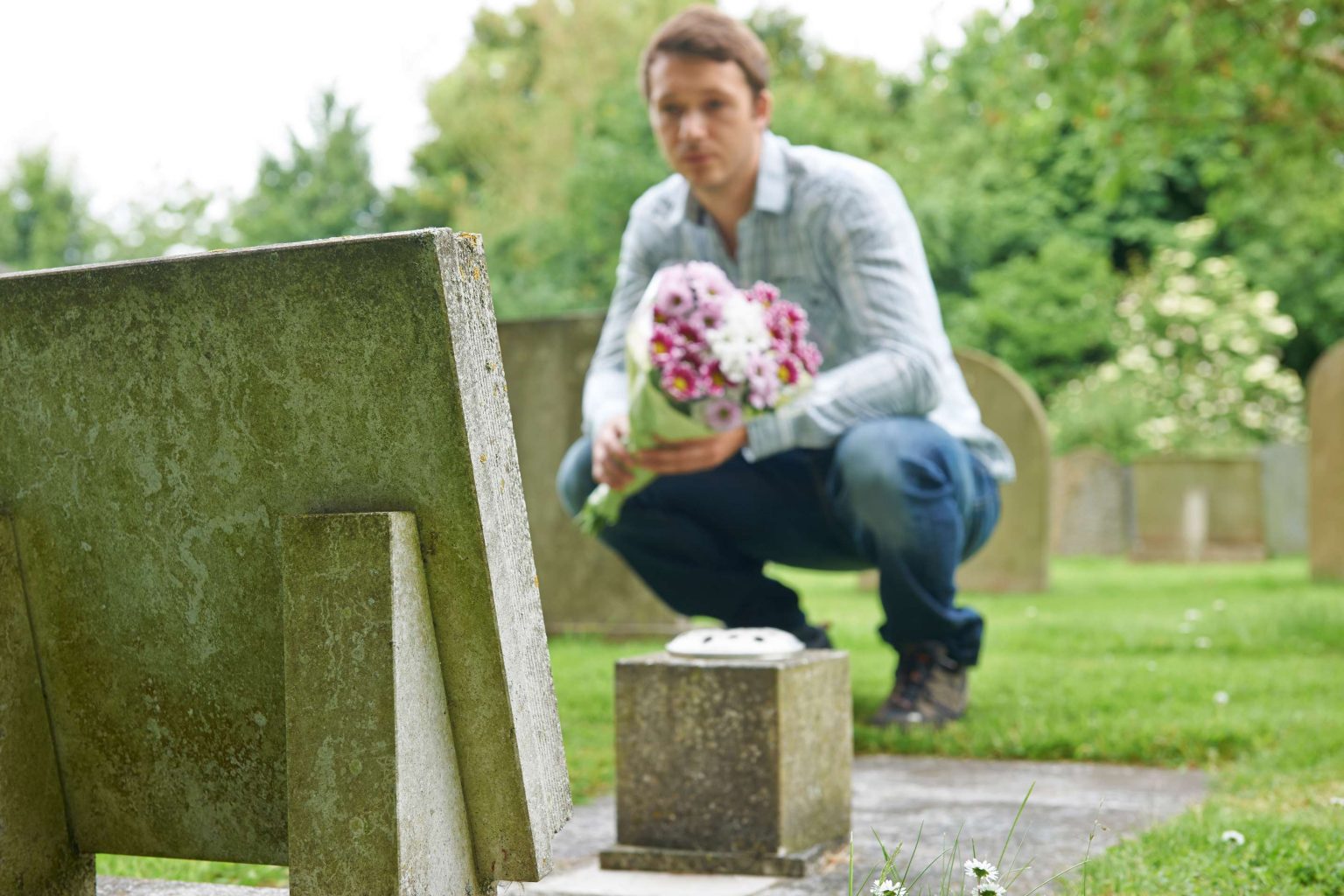 Comment choisir un lot de cimetière après l’incinération? Prix des concessions pour urnes